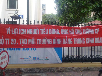 "Cuộc chiến" ô tô nhập: Trong họp bàn, ngoài căng băng rôn
