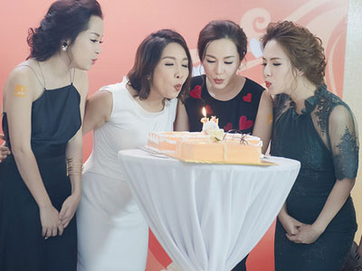 Đan Lê, Minh Hương gợi cảm đến mừng sinh nhật Mỹ Linh