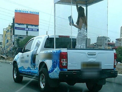 Đưa người mẫu vào lồng kính diễu phố, bị phạt 6 triệu đồng