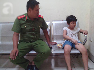 Hà Nội: Bé gái khoảng 7 tuổi đi lạc đang được cảnh sát chăm sóc chờ người nhà đón về