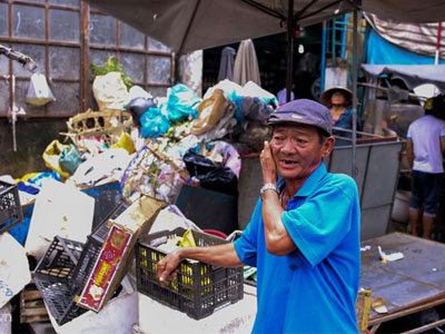 Người đàn ông trúng vé số hơn 2 tỷ, vẫn đi quét rác