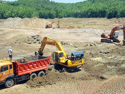 Nhà thầu Trung Quốc múc “đất bẩn” đổ đường cao tốc!?