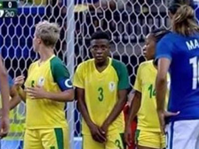 Nữ cầu thủ gây ngạc nhiên vì lấy tay che vùng kín ở Olympic
