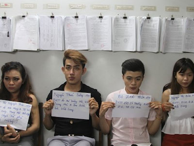 Cảnh sát tuần tra bắt 5 thanh niên tàng trữ ma tuý trên taxi