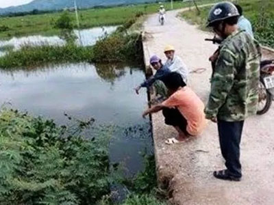 Đau lòng người mẹ rơi xuống sông tử vong khi chở con trai qua cầu