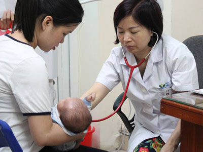 Bé gái 8 tuổi bị viêm toàn bộ niêm mạc dạ dày vì sai lầm của mẹ từ khi còn bé
