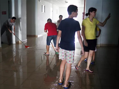 Hà Nội: Bục bể nước trên nóc khiến 11 tầng chung cư ngập trong nước, thang máy tê liệt