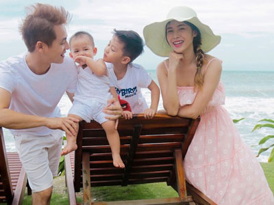 Đăng Khôi đưa vợ con đi biển