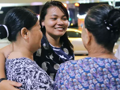 Gia đình cô lao công xúc động trong giây phút chia tay con gái lên đường nhập học Harvard