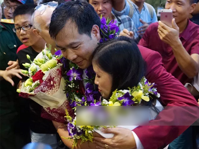 Nhà vô địch Olympic Hoàng Xuân Vinh được chào đón như người hùng tại sân bay Nội Bài
