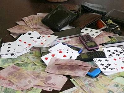 Phá tụ điểm đá gà, bắt giữ 11 con bạc đang ăn thua trên sới