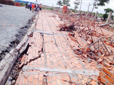 Sập tường cao 12 m, làm ba công nhân bị thương