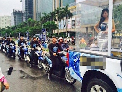 Tài xế chở người mẫu trong lồng kính diễu phố bị tước bằng