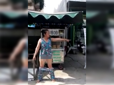 Xôn xao clip một phụ nữ tụt quần trước trụ sở ngân hàng ở Long An
