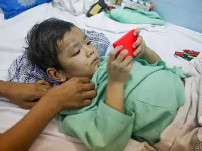 Bé trai 5 tuổi bị mẹ ruột và cha dượng đánh gãy chân: "Con không giận ba má đâu!"