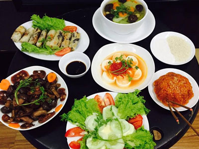 Chị em đua nhau khoe mâm cỗ vu lan "ngon khó cưỡng"