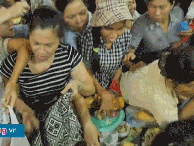 Clip: Tranh cướp đồ cúng rằm tháng bảy trong chùa Quán Sứ