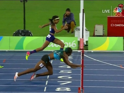 Olympic: Nữ VĐV về nhất cự li 400m nhờ...ngã ở vạch đích