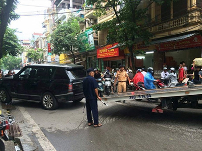 Range Rover mất lái cuốn cô gái vào gầm trên phố Thủ đô
