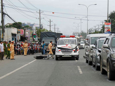 Xe cứu thương chở thi thể tông liên hoàn 4 ô tô
