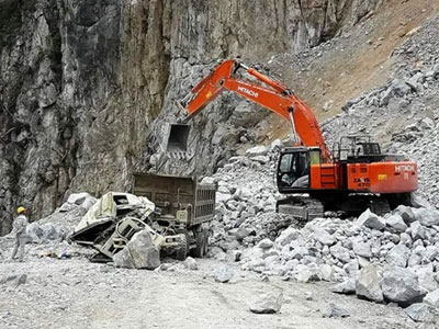 Đá rơi đè chết tài xế đang ngồi trong xe