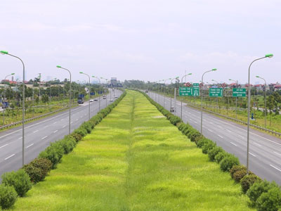Đại lộ có chi phí cắt cỏ khiến "nhiều người giật mình"