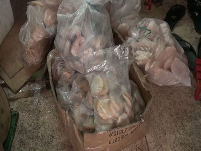 Đầy kho tôm, chả cá, mực không nguồn gốc ở TP HCM