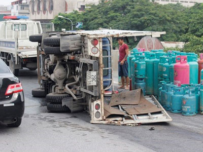 Cận cảnh xe tải chở gas lật giữa đường cao tốc trên cao