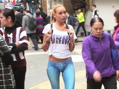Clip cô gái "không mặc quần áo" ra đường hút gần 7 triệu lượt xem