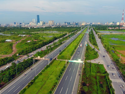 Cỏ dại um tùm suốt 24 km Đại lộ Thăng Long