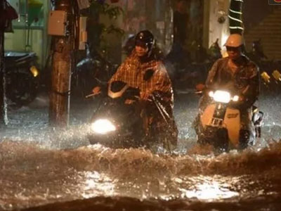 Hà Nội đang ảnh hưởng bão, mưa to gió giật kinh hoàng, nhiều tuyến phố đã ngập