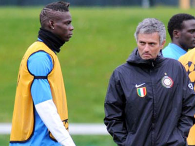 Mãi không ai rước, Balotelli tìm đến Mourinho