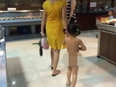 Mẹ mặc đồ sành điệu đưa con gái trần truồng đi mua sắm bị dân mạng ném đá kịch liệt