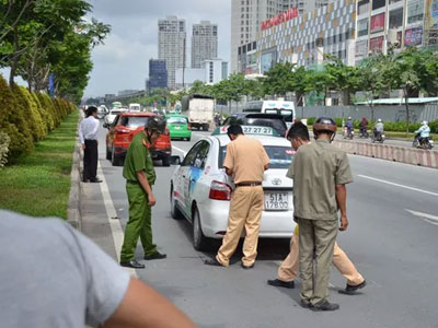 Taxi ủi xe con, 3 du khách nước ngoài khiếp vía