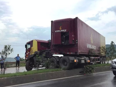 Xe container bay lên dải phân cách, chắn ngang quốc lộ 1A