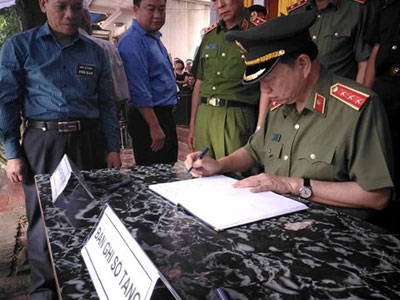 Bộ trưởng Tô Lâm viếng đám tang bí thư, chủ tịch HĐND tỉnh Yên Bái