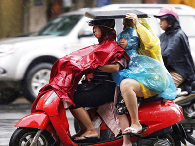 Công sở, trường học Hà Nội khẩn cấp di tản vì bão Dianmu