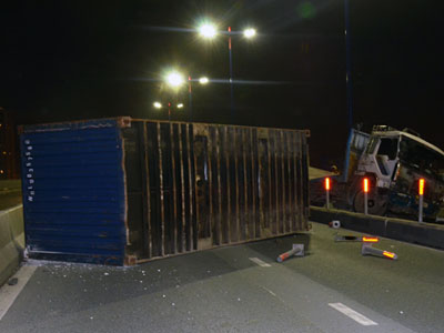Container văng khỏi xe, chắn ngang cầu Sài Gòn