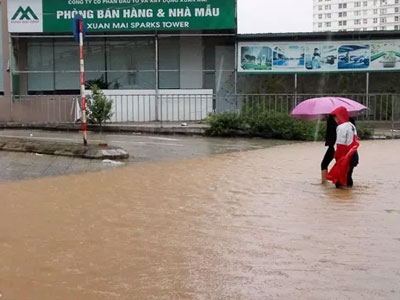 Hà Nội: Chung cư Dương Nội tiếp tục bị cô lập trong "biển nước" sau mưa lớn