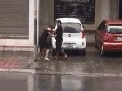 Mặc mưa bão, cặp đôi "rảnh rỗi" túm tóc, vật lộn giữa đường