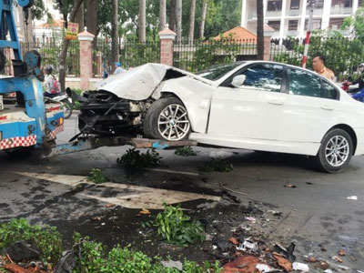 Xe BMW nát đầu sau khi tông vào gốc cây giữa Sài Gòn