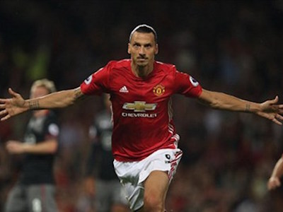 4 trận ghi 5 bàn cho M.U, Ibrahimovic bị gọi là... quái vật