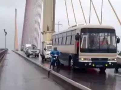 Clip: Ô tô chạy chậm để chắn gió, giúp xe máy đi qua cầu Bãi Cháy an toàn