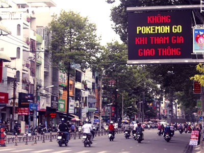 "Không Pokemon Go khi tham gia giao thông" - Sài Gòn chính thức có biển cảnh báo game thủ trên đường phố