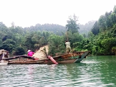 Quảng Bình: Hút cát trúng bom, một người bị thương nặng