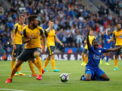 Arsenal và Leicester cầm chân nhau ở King Power