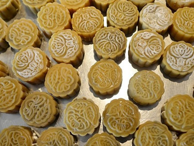Hàng cà phê, thức ăn nhanh tranh nhau bán bánh trung thu