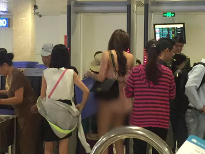 “Nhức tai nhức mắt” với đủ trò các cô gái "diễn" ở sân bay