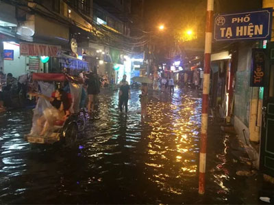 Phố cổ Hà Nội ngập lênh láng sau cơn mưa lớn