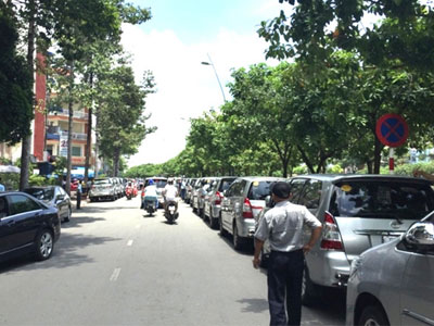 Xe hơi la liệt "chiếm đường" chờ cúng cô hồn giữa trung tâm Sài Gòn